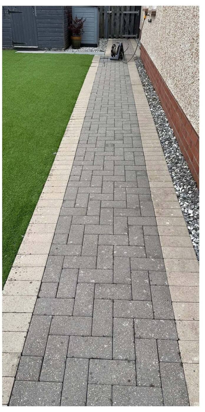 Uniformly clean block paving path